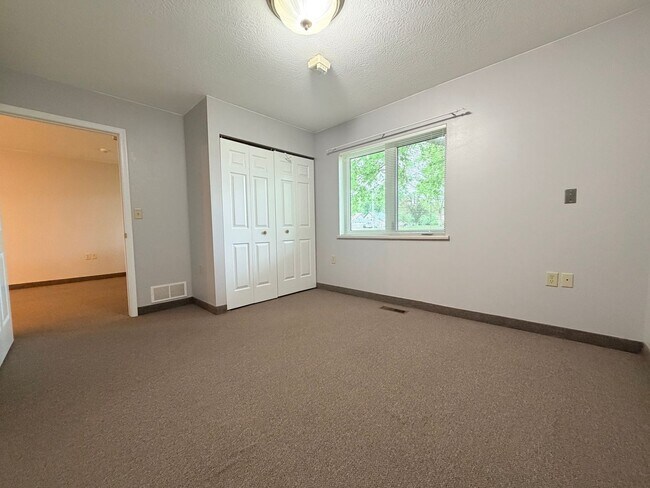 Building Photo - 431 Dakota St