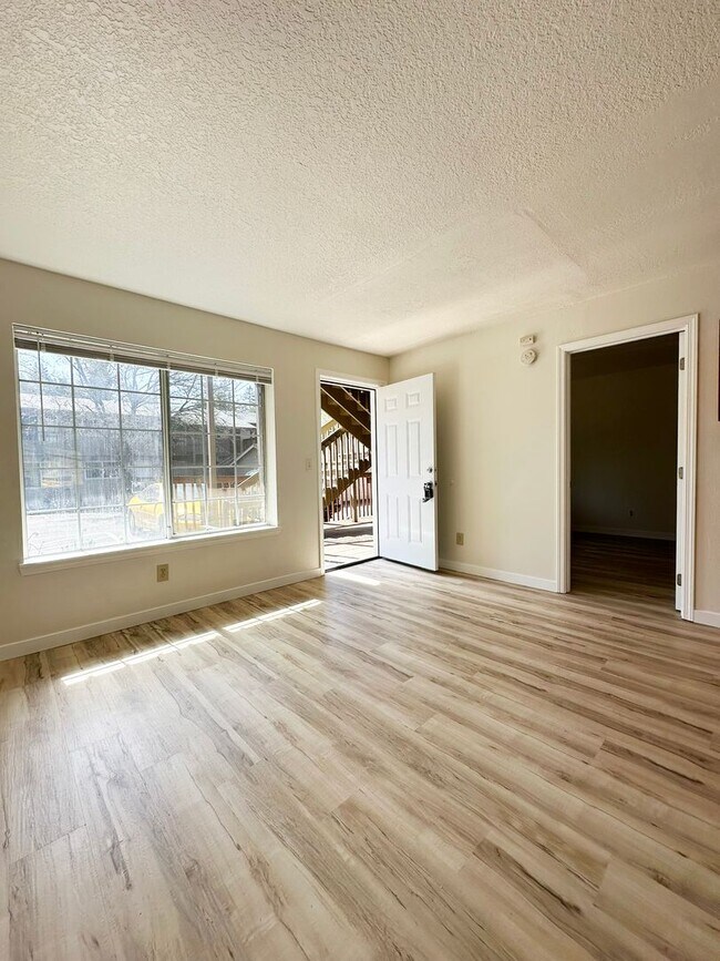 Building Photo - 4940-4950 SW 45th Ave