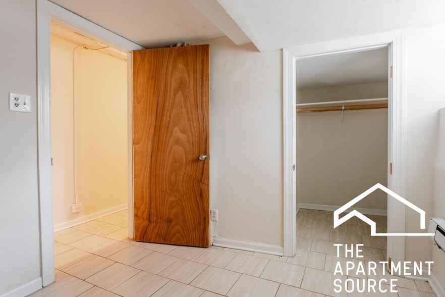 Building Photo - 2886 N Clark St