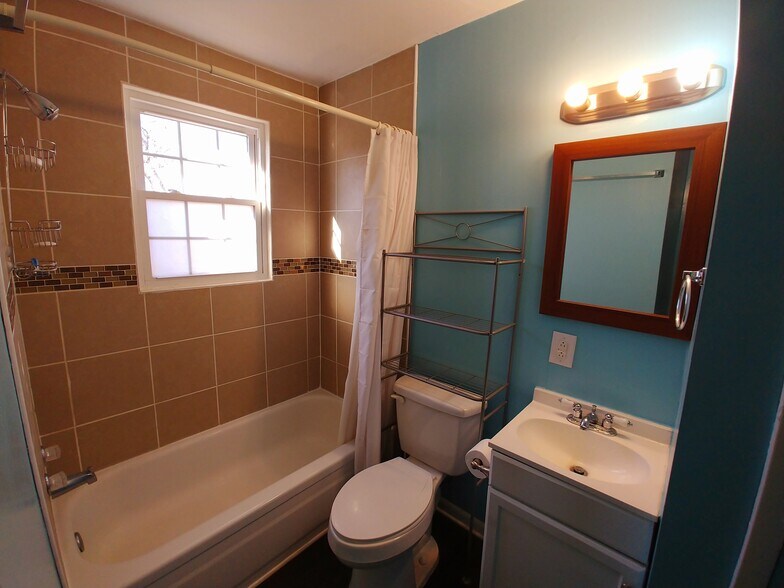 Building Photo - 644 N 5th St