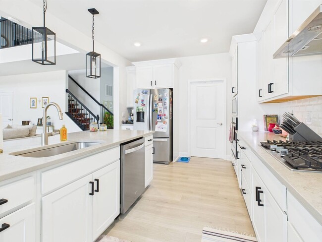 Building Photo - Stunning 5 Bedroom 4.5 Bathroom Located in...