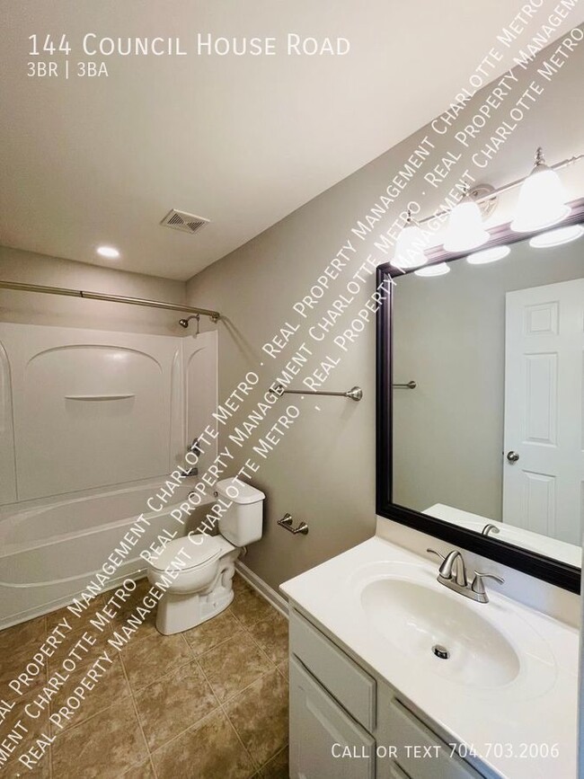 Building Photo - Beautiful Townhome in Catawba Village