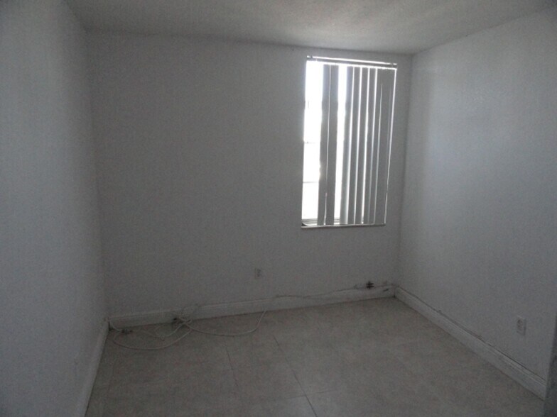 Building Photo - 1825 W 56th St