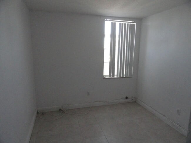 Building Photo - 1825 W 56th St