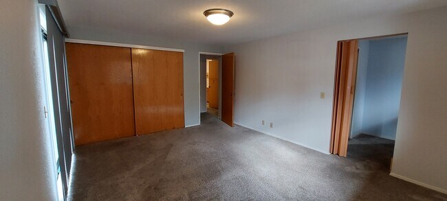 Building Photo - 5090 Forsythia Dr