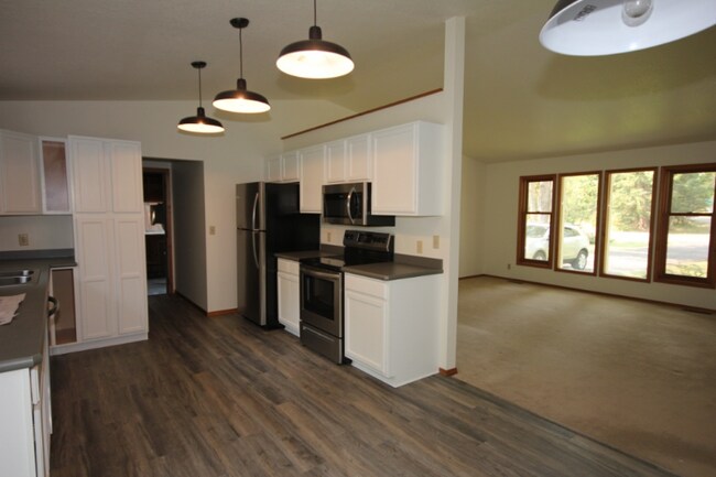 Building Photo - 3 Fairway Dr