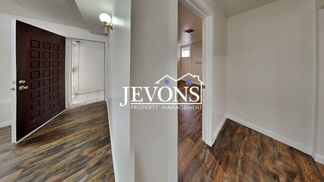 Building Photo - $1,000 Rent Credit if move-in occurs befor...