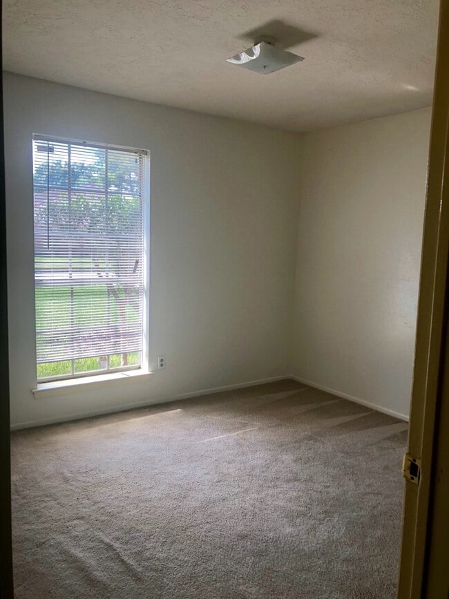 Building Photo - Coming Soon ! Nice 4 Bed Room Home in North Houston Area