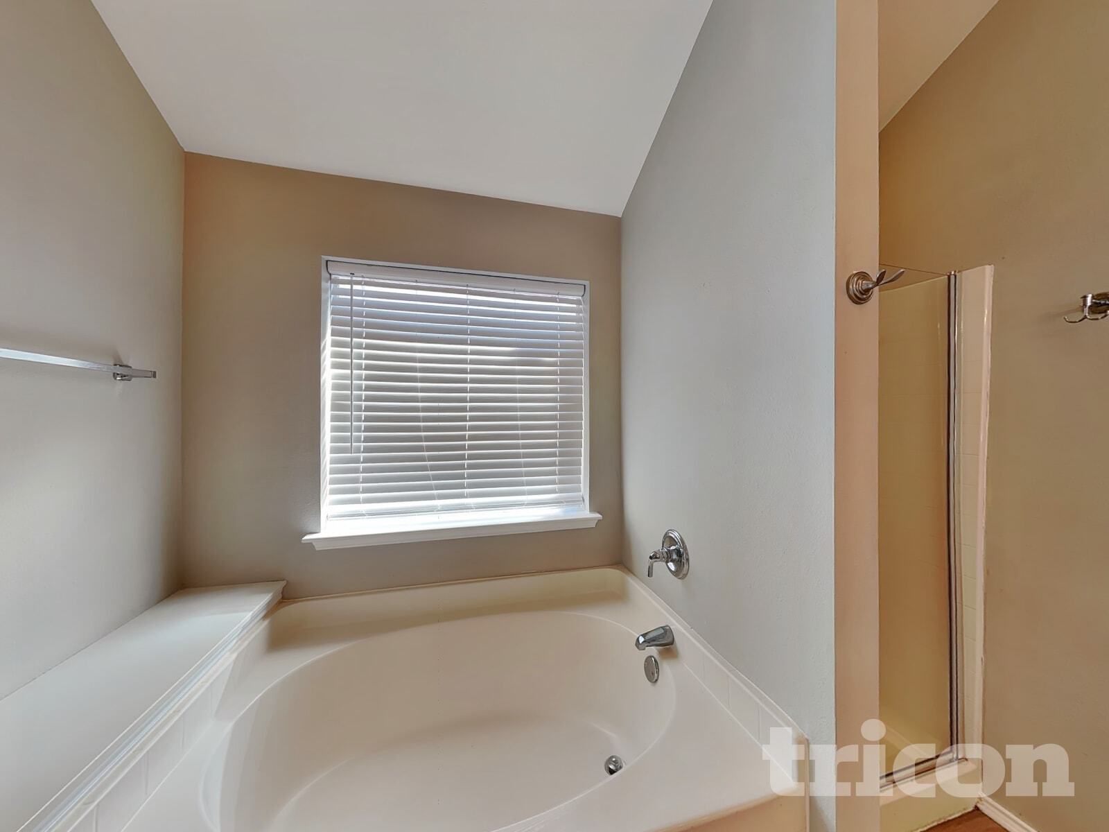 Building Photo - 4702 Valleyview Dr