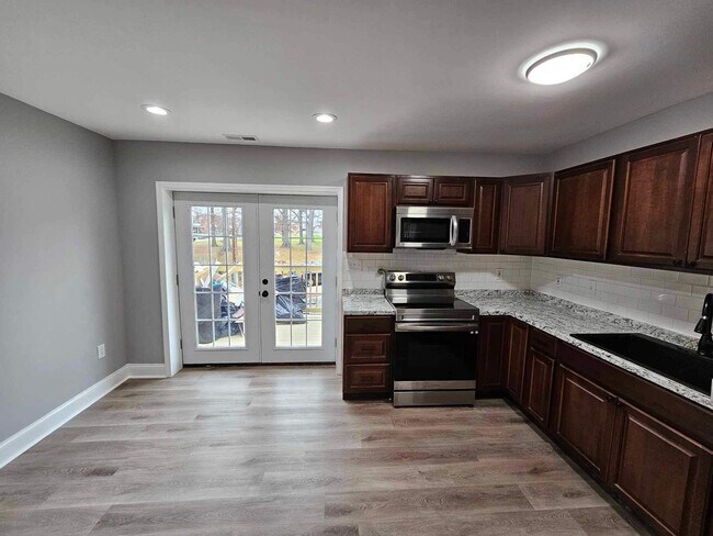 Building Photo - COMING SOON-4 Bedroom Townhouse in Essex