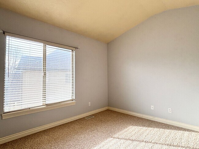 Building Photo - Lovely Townhome at Cottages on Ninth!