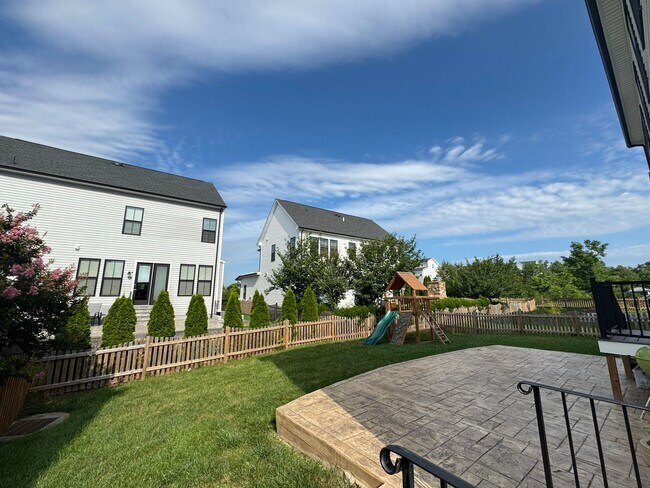 Building Photo - Stylish And Spacious 4 Bed 3.5 Bath Home I...