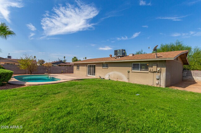 Building Photo - 1890 E Loma Vista Dr