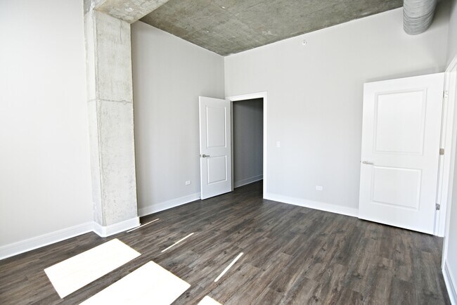 Building Photo - 3833 N Broadway