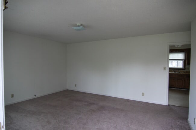 Building Photo - 4 Bedroom Pet Friendly Home For Rent Near Post!