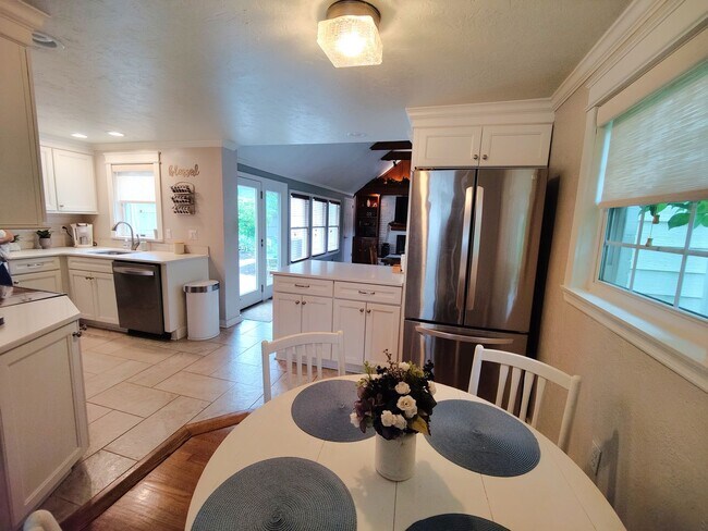 Building Photo - *Beautifully Updated & Spacious 3BD/2BA Si...