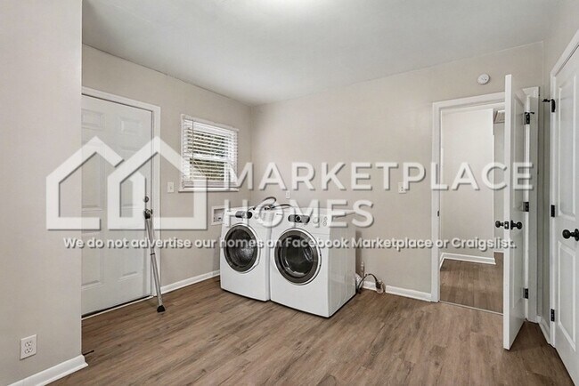 Building Photo - 2851 Akron St