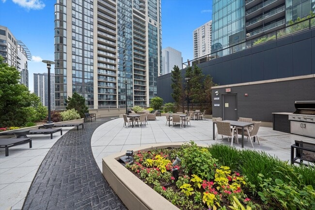 Building Photo - 420 E Waterside Dr