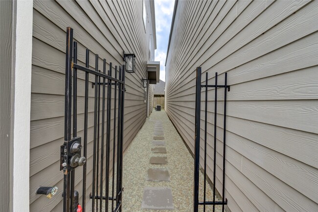 Building Photo - 4220 McKinley St