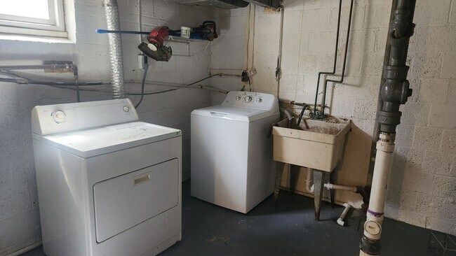 Building Photo - Great Alexandria Location