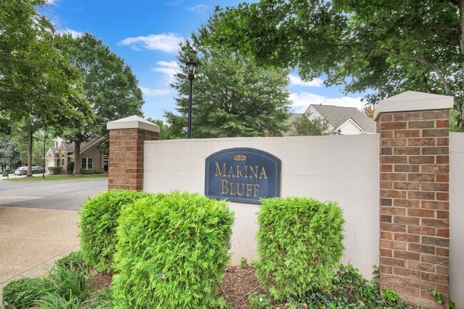 Building Photo - Marina Bluff