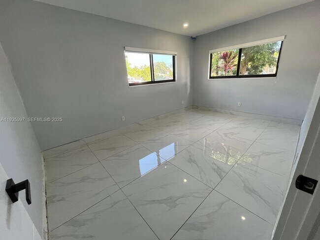 Building Photo - 575 NE 179th Dr