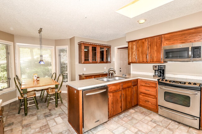 Building Photo - Beautiful 3 bedroom, 3 bath,  mother-in-law sweet with full kitchen in lower level.