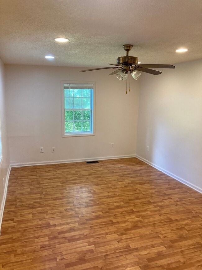 Building Photo - 224 Couper St NE