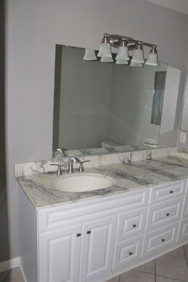 Building Photo - Updated Parkside Condo with Large Deck!