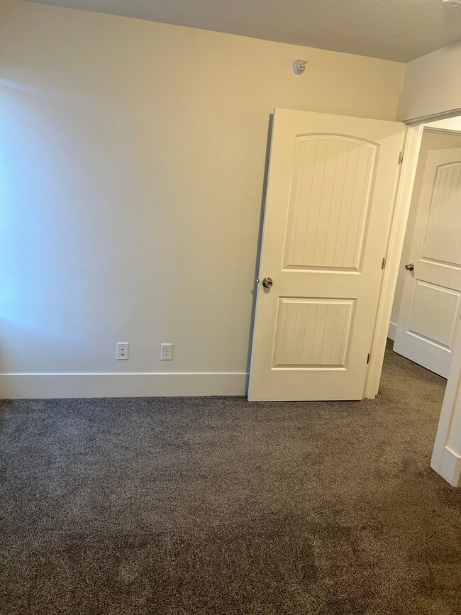 Building Photo - Pet Friendly Townhome