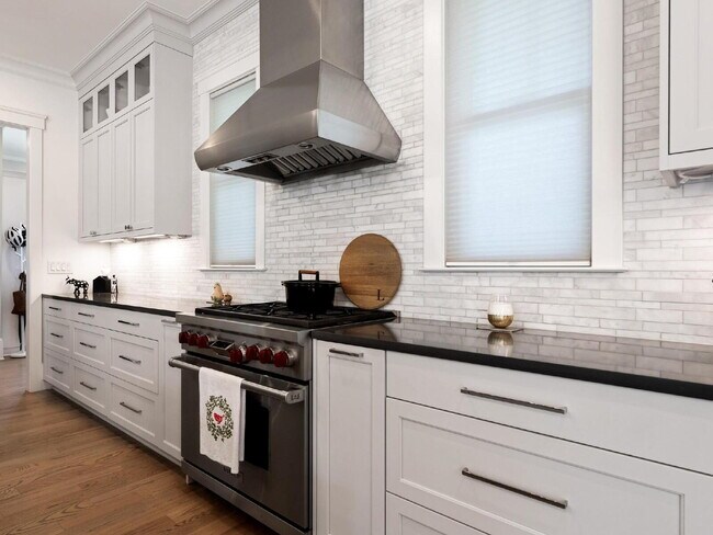 Building Photo - Spacious Elegance Awaits!