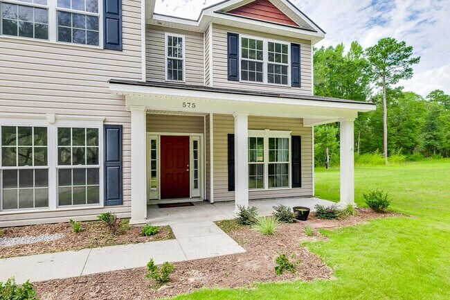 Building Photo - Spacious Custom 8 Bed 4.5 Bath Home on Lar...
