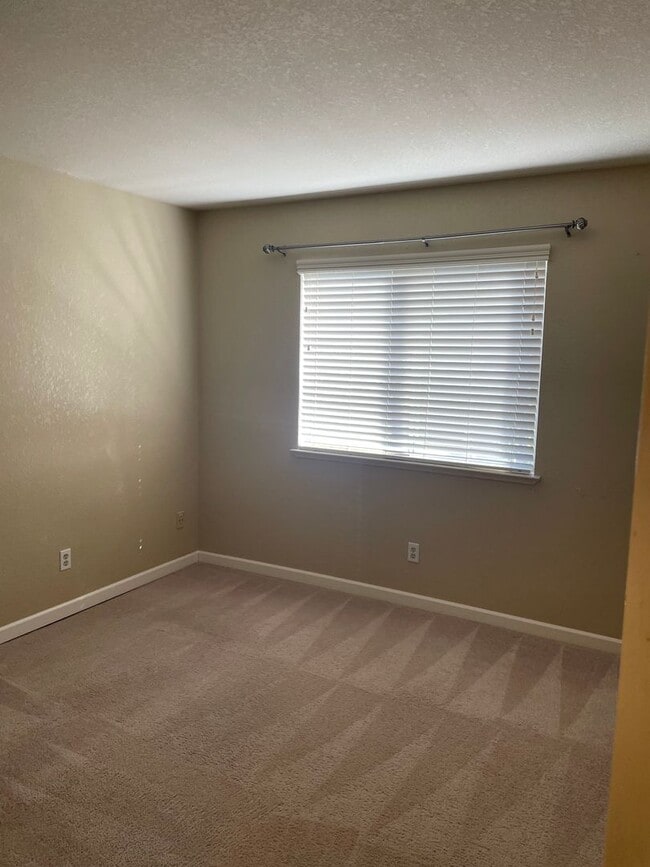 Building Photo - BEAUTIFUL 2 STORY IN FOLSOM WITH 4 BED, 3 FULL BATH, & 3 CAR GARAGE