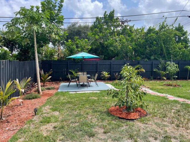 Building Photo - 40 NE 48th Ct