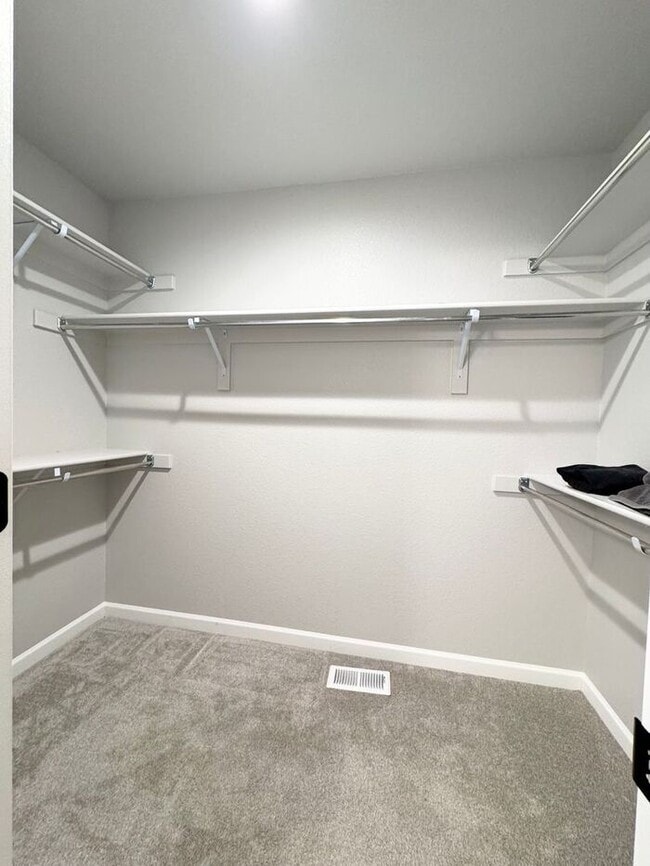 Building Photo - Beautiful 3 bedroom 3.5 bath Townhome Minutes from Downtown Johnstown