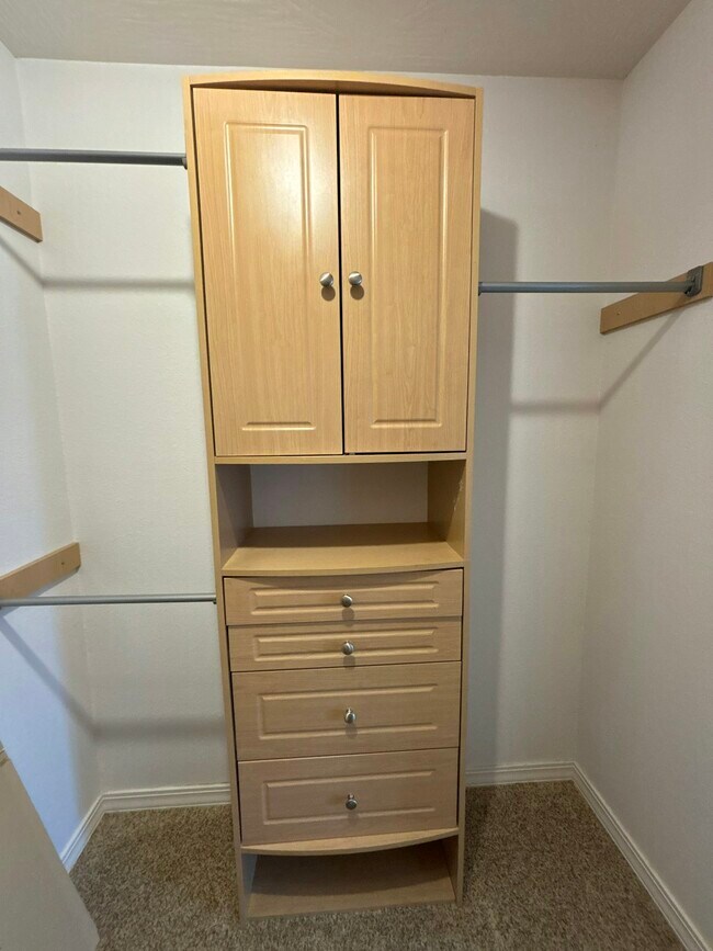 Building Photo - 812 E Spring Dr