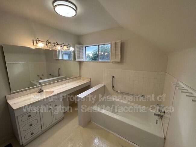 Building Photo - 3832 S Cushman Ave