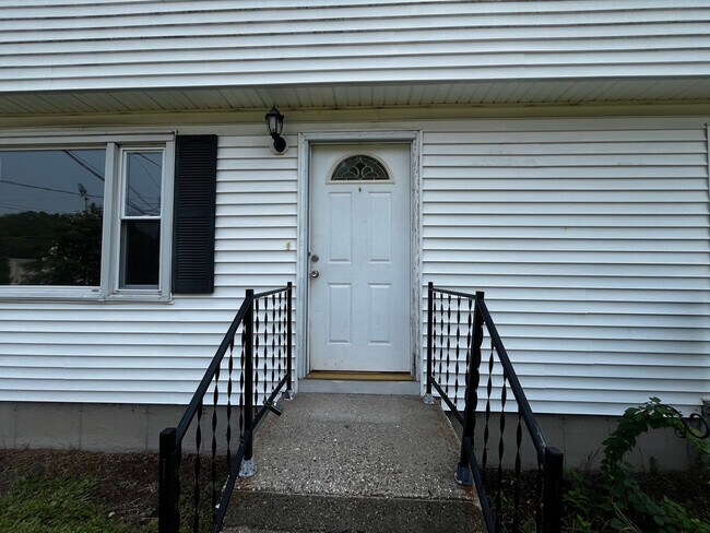 Building Photo - 131-133 Rethal Street