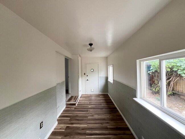 Building Photo - 615 S 900 E