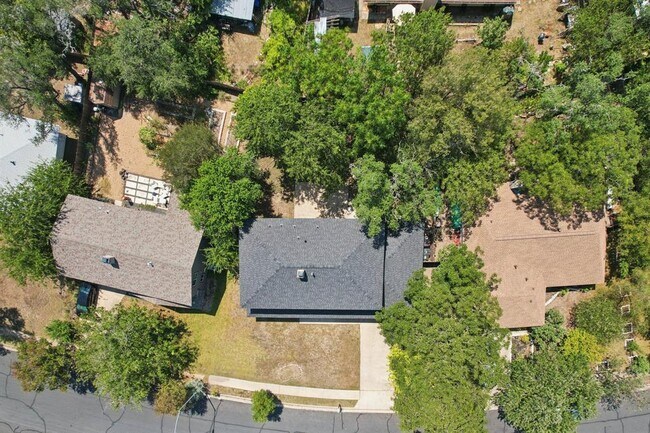 Building Photo - 2011 Malvern Hill Dr