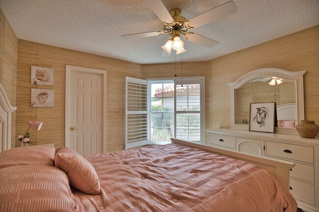 Building Photo - Seasonal Short-Term 3 Bedroom 3 Bathroom Home in The Patio Homes of Chestnut Creek!