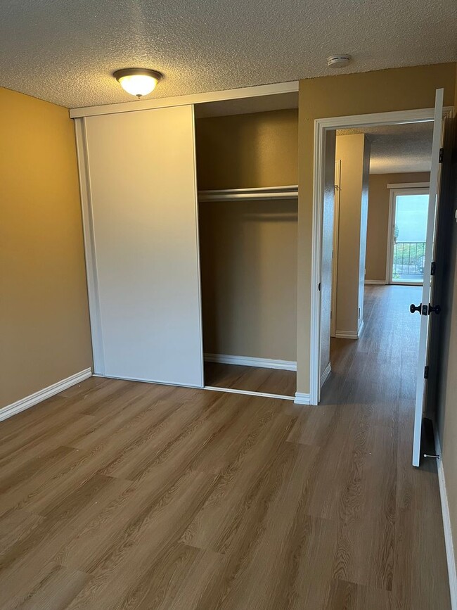 Building Photo - 2 Bed, 1 Bath Upstairs - Updated Flooring