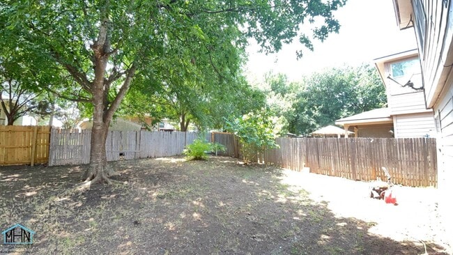 Building Photo - Big & Beautiful 5 bed/3.5 bath 2 Story hom...