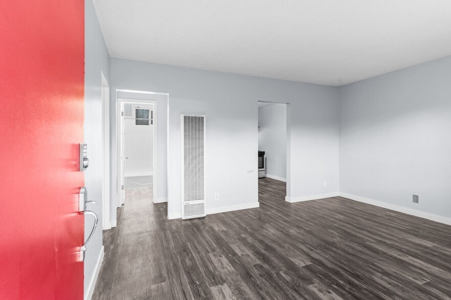 Building Photo - 925 E 19th St