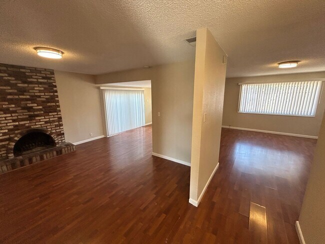 Building Photo - Charming 3-bedroom, 2-bath Single Story An...