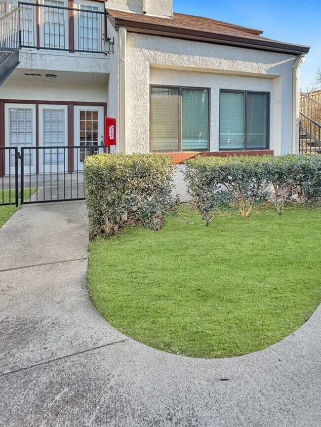 Building Photo - Beautifully Updated 2-Bedroom Condo in Nor...