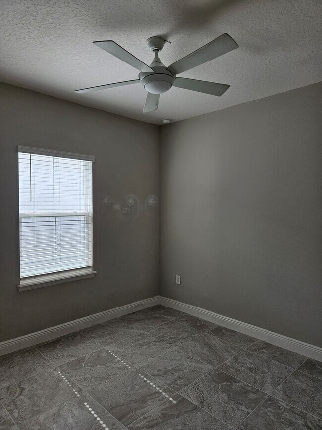 Building Photo - 4 Bedroom 2 bath beautiful spacious home i...