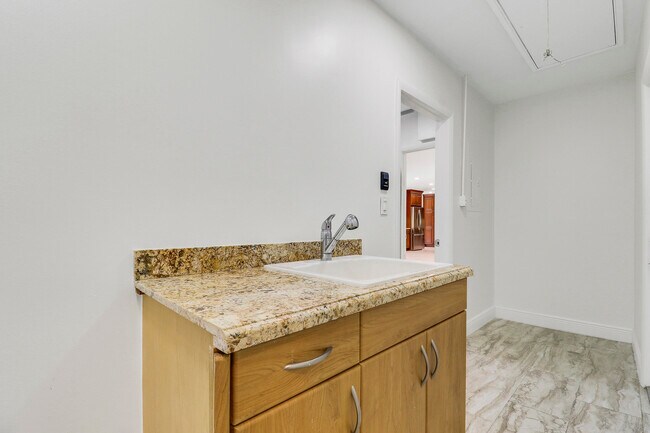 Building Photo - 100 SW 15th Ct