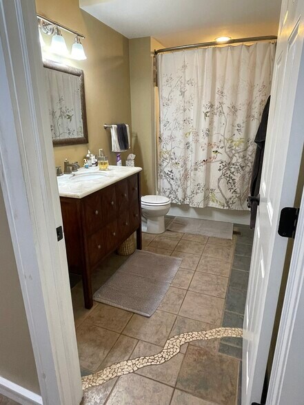 Large bath. Tub/shower & large linen closet. - 2010 E Iron St