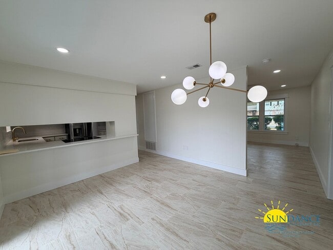 Building Photo - Beautifully Renovated 4BR Home with Private Pool in Fort Walton Beach!